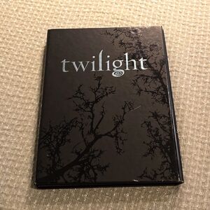 Twilight Movie DVD Collectors Gift Set With 2 Discs 10 Cards 2008